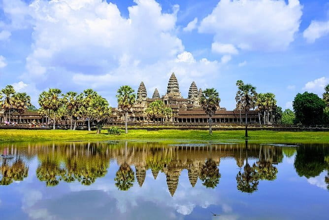 1 day special Tour: Angkor Wat,Bayon,Ta Prohm, Bantey srei and Beng Mealea - A long day that covers the essential Angkor sights