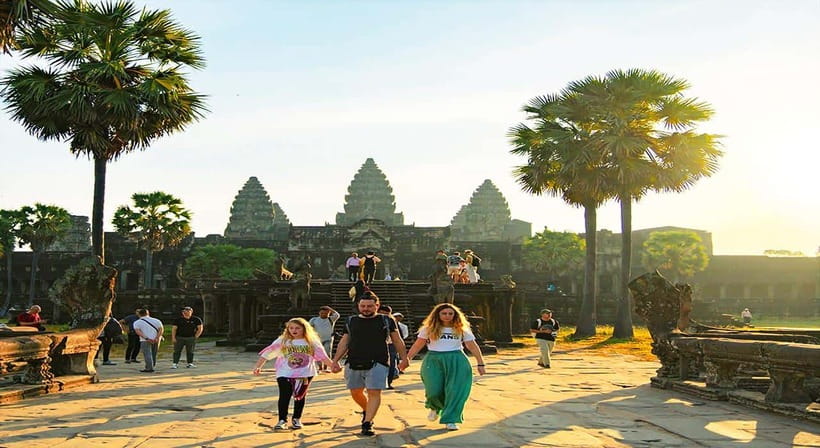 2-Day: Angkor Temple Treasures and Unique Floating Lifestyle - The Terrace of the Elephants and Angkor Thom’s royal setting