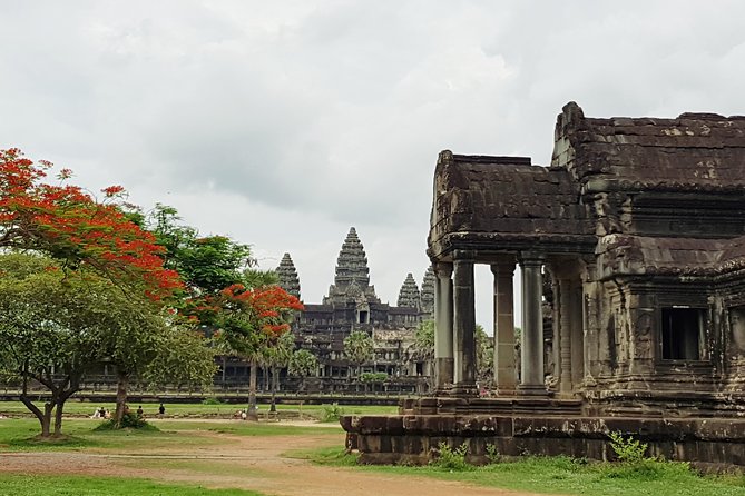 2 Day private tour: Small tour, Big tour, sunrise and sunset,floating village. - Day one: Angkor Thom, Bayon, Ta Prohm, and Banteay Srei