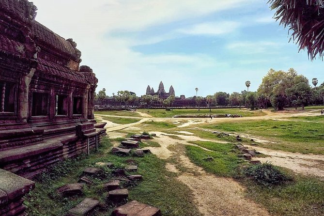 2-Days Tour (The Best Historical of Khmer Empire) - Day one: Angkor Thom and the face of the empire