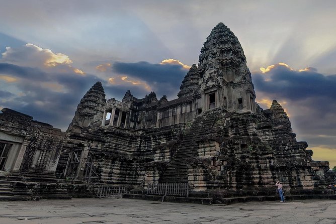 3-Day Angkor Wat & All Interesting Major Temples & Kulen Mount Waterfall - Day one: Angkor Wat to Phnom Bakheng
