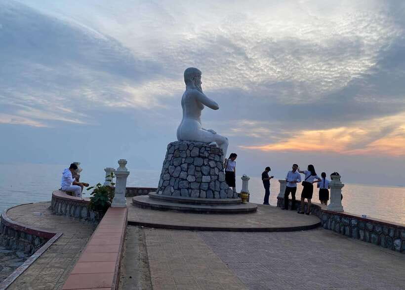 A Day Trip to Kep Beach and Kampot from Phnom Penh - Kampot’s old streets, fish market, and riverside symbols