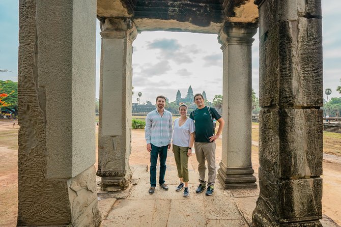 Angkor Jeep Tour Discovery - Inclusive Lunch - Lunch beside Sra Srang breaks up the temples