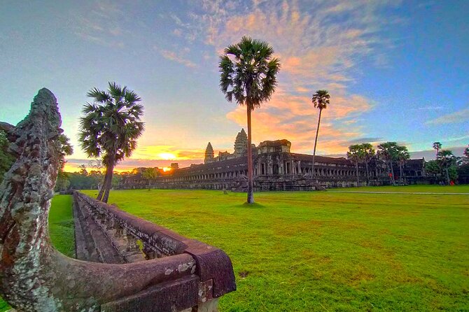 Angkor Sunrise Bike Tour - Breakfast & Lunch included - The south gate of Angkor Thom