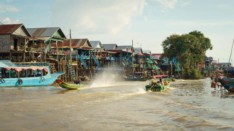Angkor Wat: 2-Day Sunrise and Floating Village Tour - Tonle Sap shows a different side of Cambodia