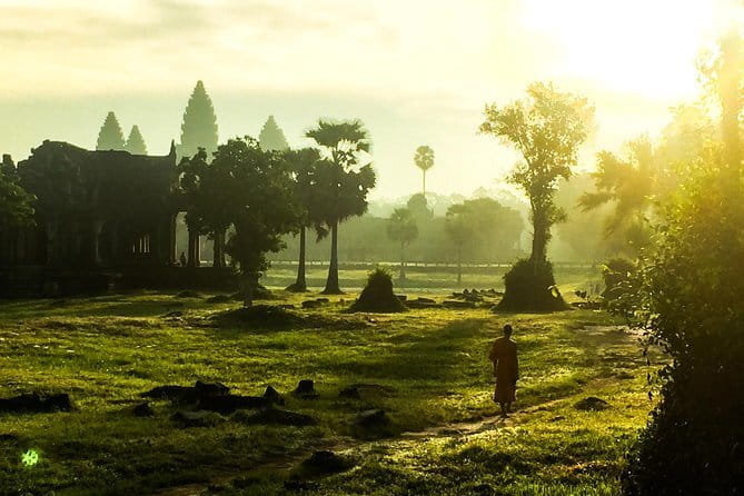 Angkor Wat & Banteay Srei 1-Day Tour - Angkor Thom and the smiling faces of Bayon