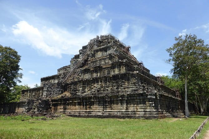 Angkor Wat Cycling Tour - Bayon and the stone faces of Angkor Thom