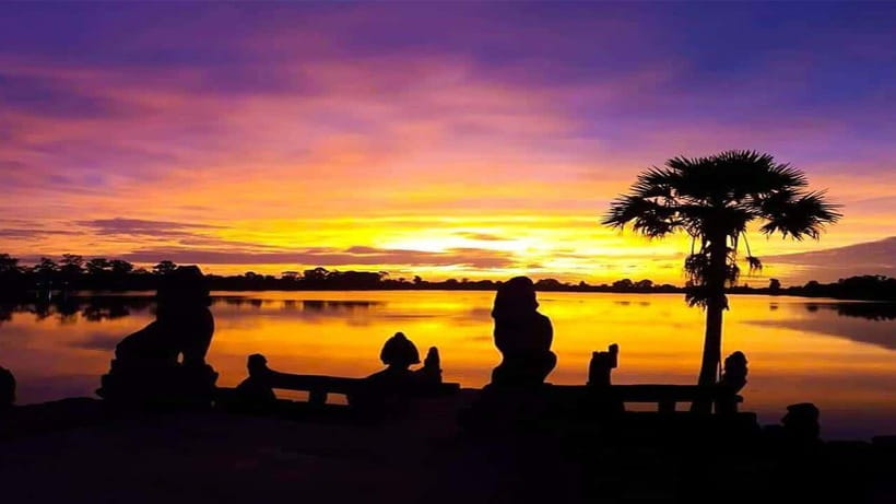Angkor Wat Guided Sunrise Tour - Angkor Thom and the four-faced South Gate