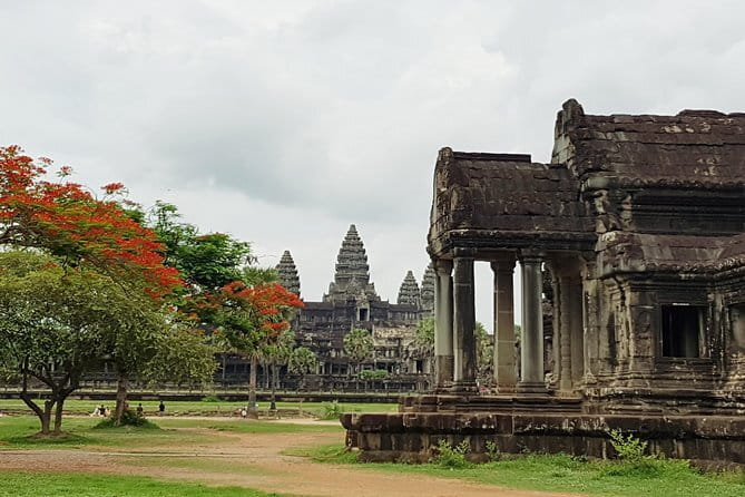 Angkor Wat Guided Tour - Angkor Thom and the Gate to Bayon