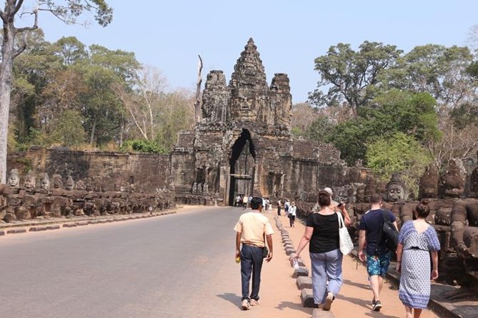 Angkor Wat highlight Tour From Sunrise -Small Group - The guide can make or break the morning