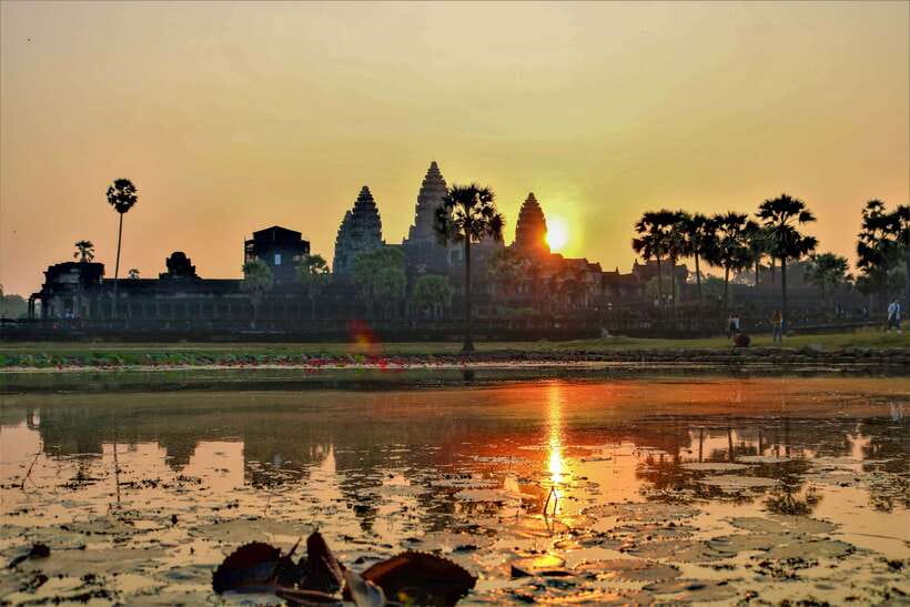 Angkor Wat: Highlights and Sunrise Guided Tour - Bayon and its many stone faces