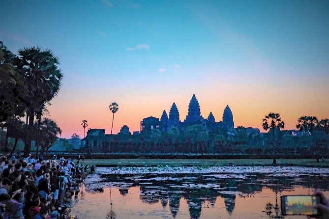 Angkor Wat Highlights and Sunrise Guided Tour from Siem Reap - Angkor Wat: carvings, pools, and a long morning inside