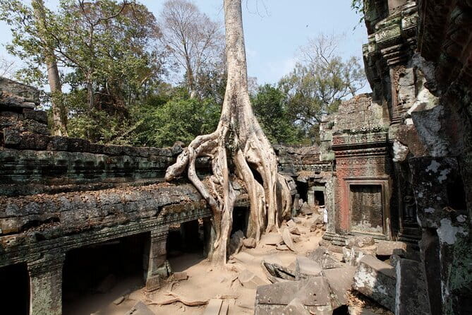 Angkor Wat & Small Tour with Bonteay Srei Temples - Phnom Bakheng and the hilltop change of pace
