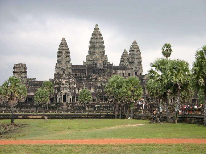 Angkor Wat Small Tour With Private Tuk Tuk - Starting the morning at Angkor Wat