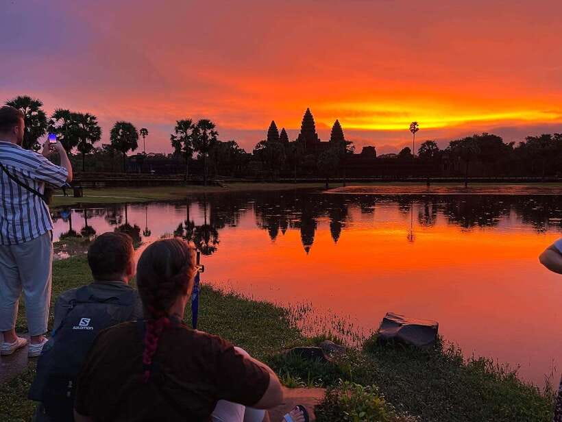 Angkor Wat Sunrise Bike Tour With Lunch Included - Cycling through Angkor Thom and Bayon