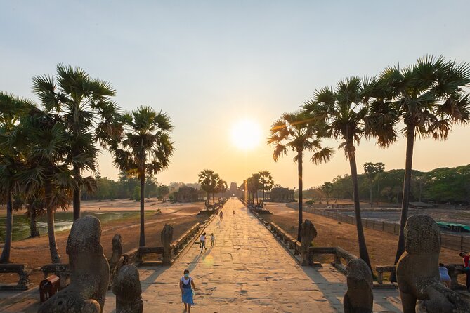 Angkor Wat Sunrise Guided Join-In Tour/Private Tour - Breakfast, water, and what the price really covers