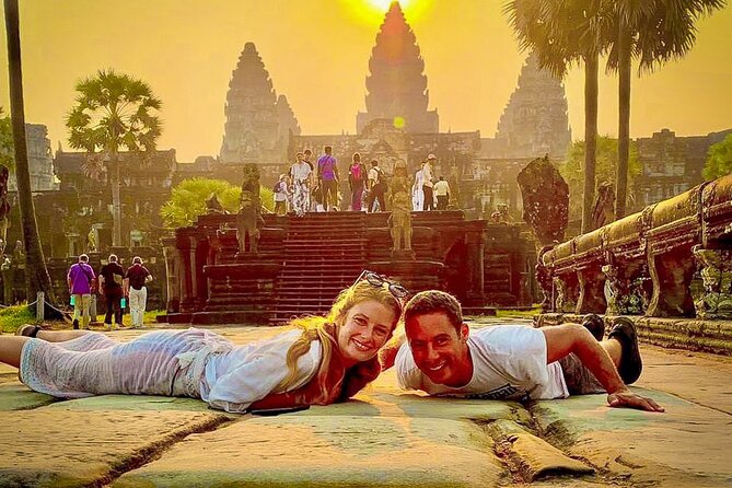 Angkor Wat Sunrise tour with Small - Group and Guide tours - A small group, a van, and the rhythm of the day