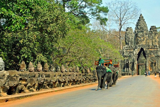 Angkor Wat Sunset Tour - Phnom Bakheng at sunset