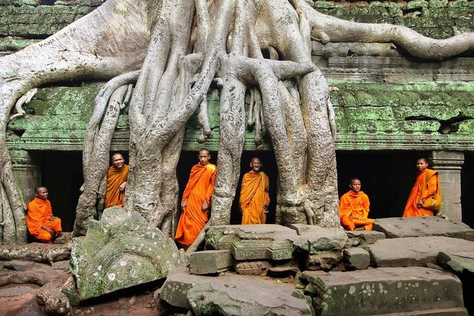 Angkor Wat Temples Tour with Entrance Ticket and Lunch - The walking and heat factor