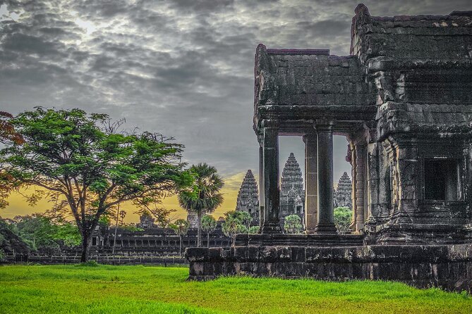 Angkor World Heritage with Sunrise - Small Group - Angkor Thom South Gate: a short but important stop
