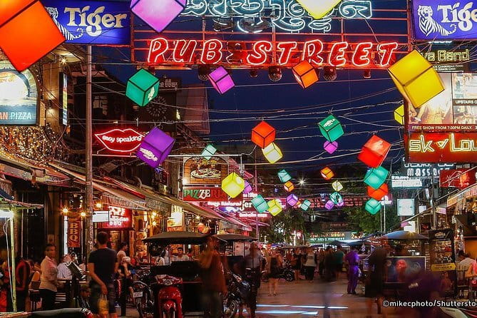 Apsara Show Dinner and Night Market Pub street - Riding by tuk-tuk after dinner