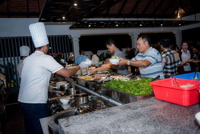 Apsara Traditional Dances & Local Buffet with Tuk-Tuk Ride - Who will enjoy this evening most?