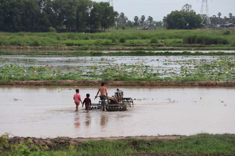 Back to Basics: Siem Reap Village Tour in Cambodia - The school visit and a respectful gift