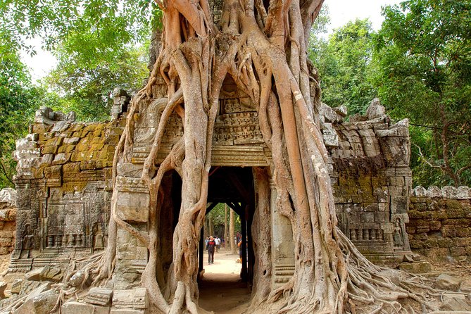Banteay Srei & Angkor Big Circuit Tour - Eastern Mebon reveals an older reservoir setting