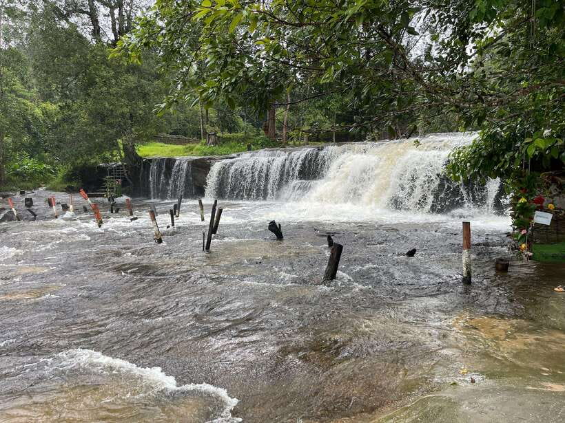 Banteay Srei, Kulen Waterfall & Beng Mealea Small-Group Tour - Lunch with a local stop along the road