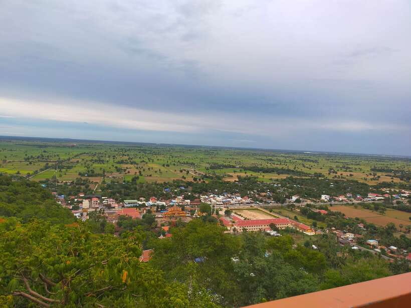 Battambang: Tuk-Tuk, Bamboo Train, Killing/Bat Caves, Sunset - What the guide adds to the day