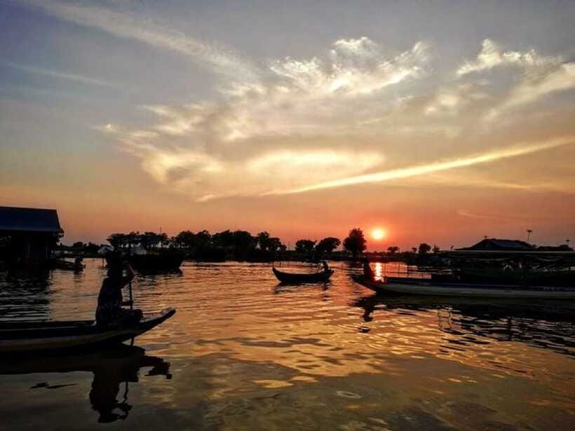 Floating Village and Tonlé Sap Sunset Tour - Meeting a Cambodian family on the water