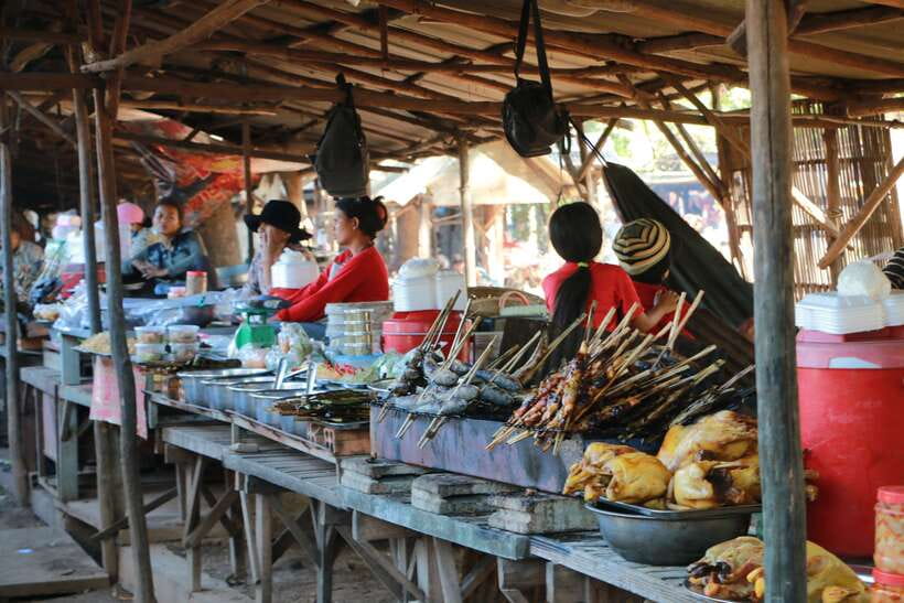 From Phnom Penh: Oudongk Mountain and Koh Chen Island Tour - Climbing Oudongk Mountain, one step at a time