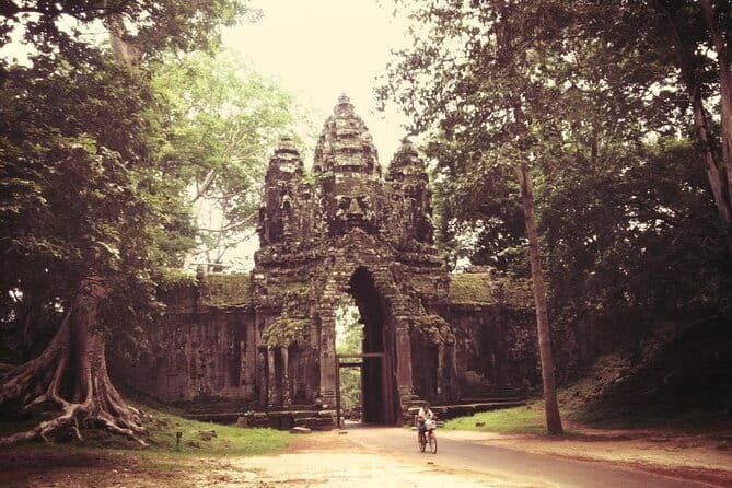 Full-Day Angkor Wat & All Must-See with Banteay Srei Private Tour - Angkor Wat takes the morning spotlight