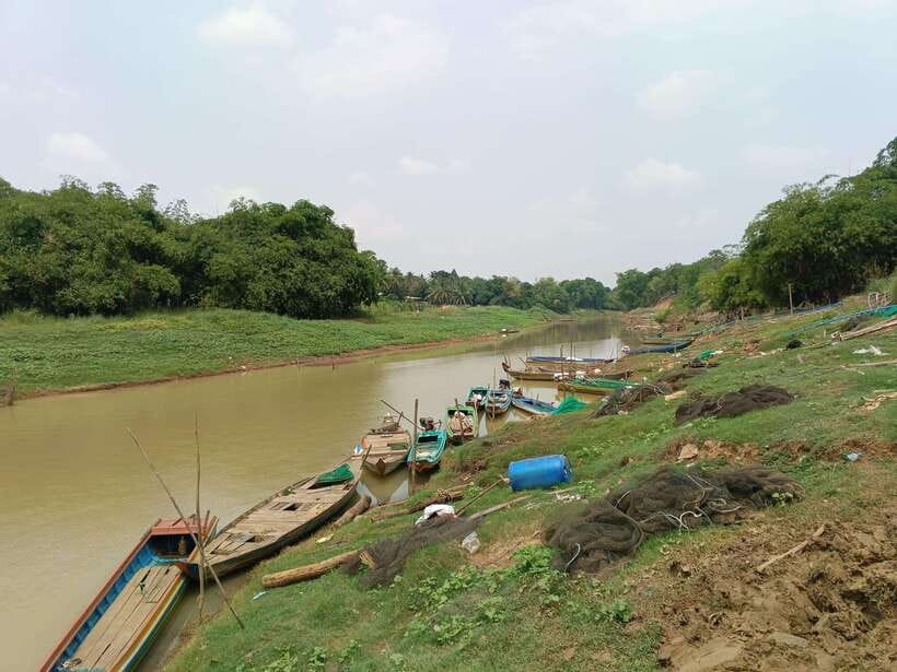 Full-day: Handicraft, Bamboo train, Killing cave, Bat Cave - Phnom Sampov, the Killing Cave, and the Golden Temple