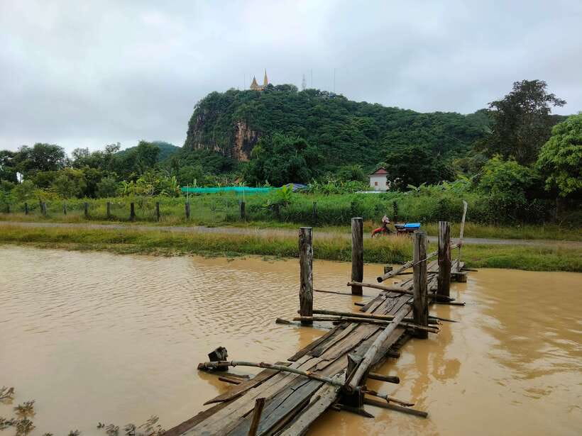 Full-day: Original bamboo train, Wat Banan, Phnom Sampov - Crossing the hanging bridge and meeting local communities