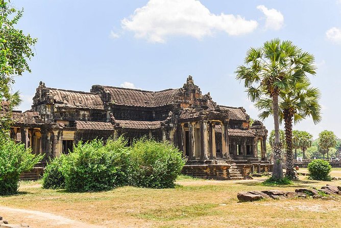 Full-Day Temples of Angkor Small Group Tour - Angkor Wat, two hours among galleries and carvings