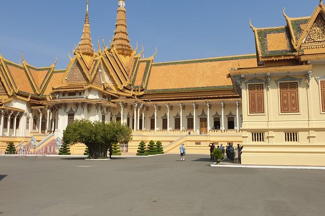 Half-Day Royal Palace, Wat Phnom & Independence Monument Tour - Wat Phnom, the hill above a flat city