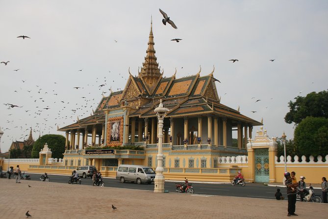 Half Day Tour to Royal Palace, Wat Phnom & Independent Monument - Independence Monument adds a modern national chapter
