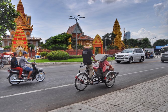 Hidden Phnom Penh City Tour, Royal Palace, Wat Phnom - The Royal Palace from the outside