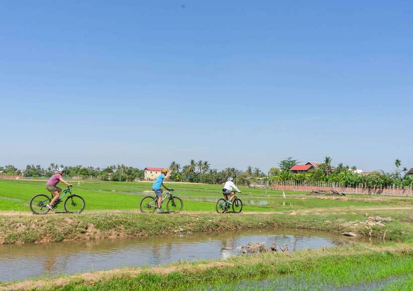 Kampong Phluk: Floating Village Sunset Bike Tour or E-Bike - Riding through the villages outside Siem Reap