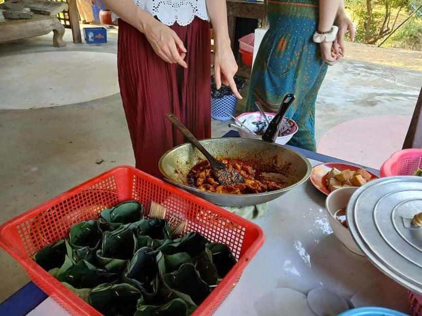 Kampot Countryside: Authentic Khmer Cooking Class - What the guide and family add