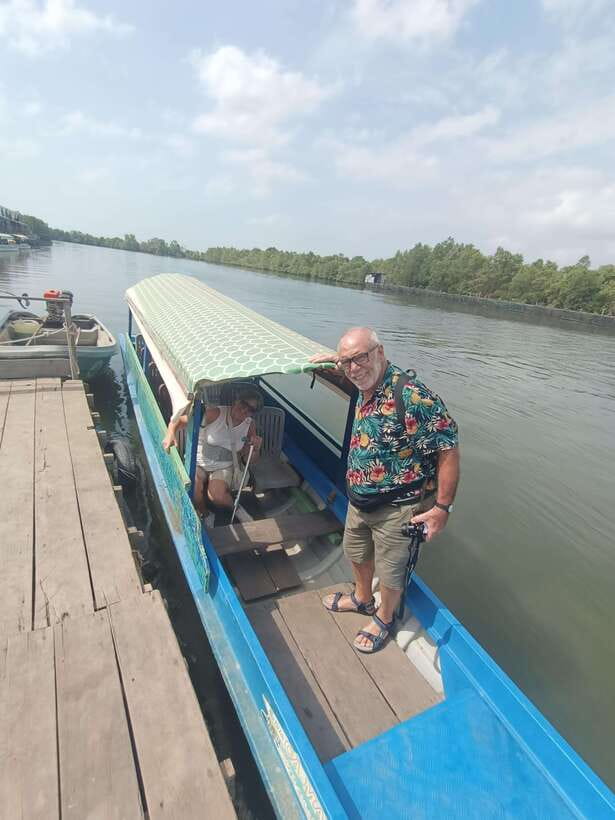 Kampot Countryside include Pepper farm,Kep crab market beach - Brateak Krola Lake and a difficult chapter