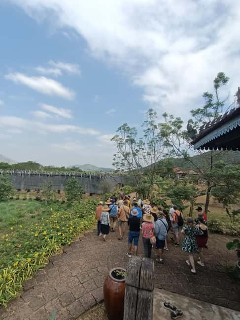 Kampot-Phnom Penh include Pepper farm Tour, Salt field, Lake - The transport: tuk tuk, then Phnom Penh