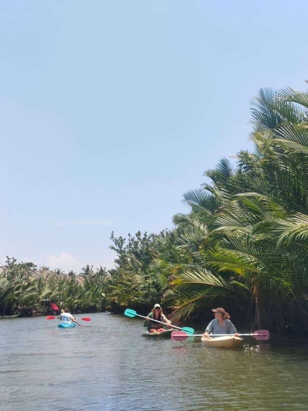 Kayaking tour around green cathedral - Fruit, beer, and the sunset over the mountains