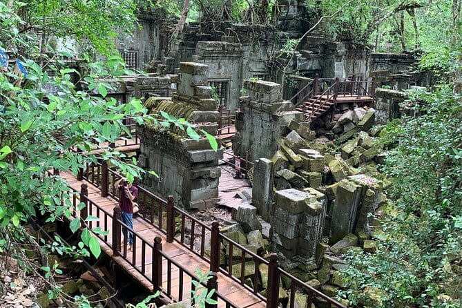 Kbal Spean, Banteay Srei, Beng Melea & Rolous temples Tour - Kbal Spean: a stream turned into a sacred carving