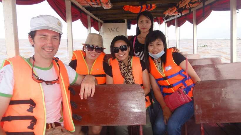Kompong Phluk Floating Village Tour from Siem Reap - Cruising into the stilted township