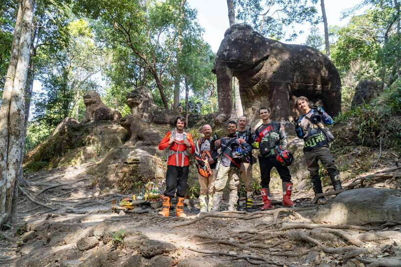 Krong Siem Reap: Kulen Mountain Trails Dirt Bike Adventure - The River of 1000 Lingas in the jungle