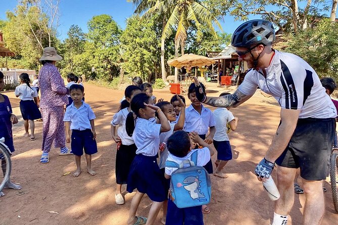 Morning Village & Countryside Bike Experience – Siem Reap - The first hour: bikes, helmets, and a gentle start