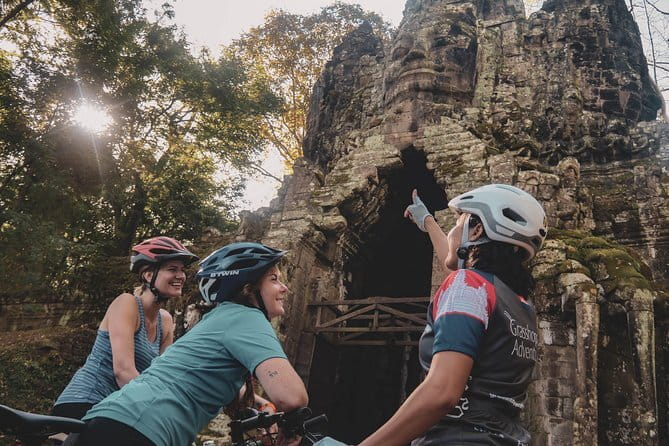 Motobike Countryside Adventure - Full day with lakeside lunch - The traditional market stop