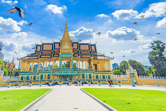 Oudong Mountain and Phnom Penh Full Day Private Tour - Wat Ounalom and the Buddhist side of the capital
